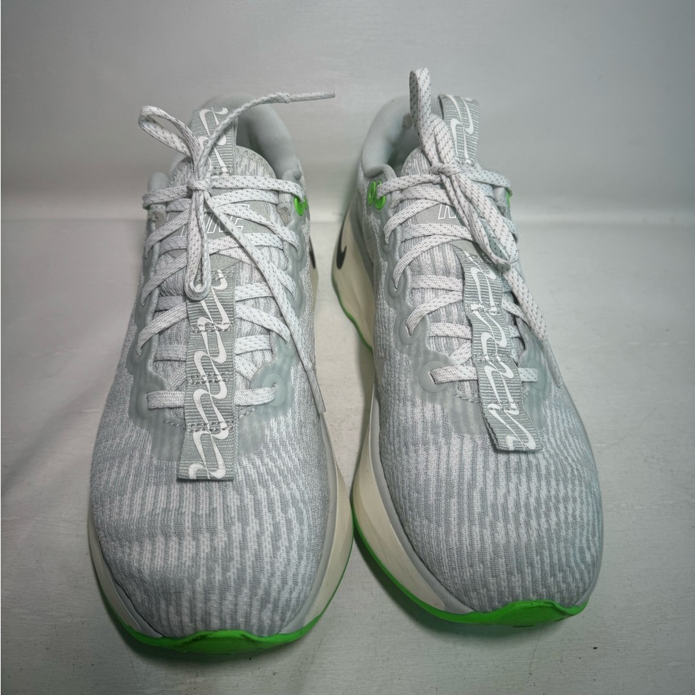 Nike Women’s Motiva walking shoes Sz 8